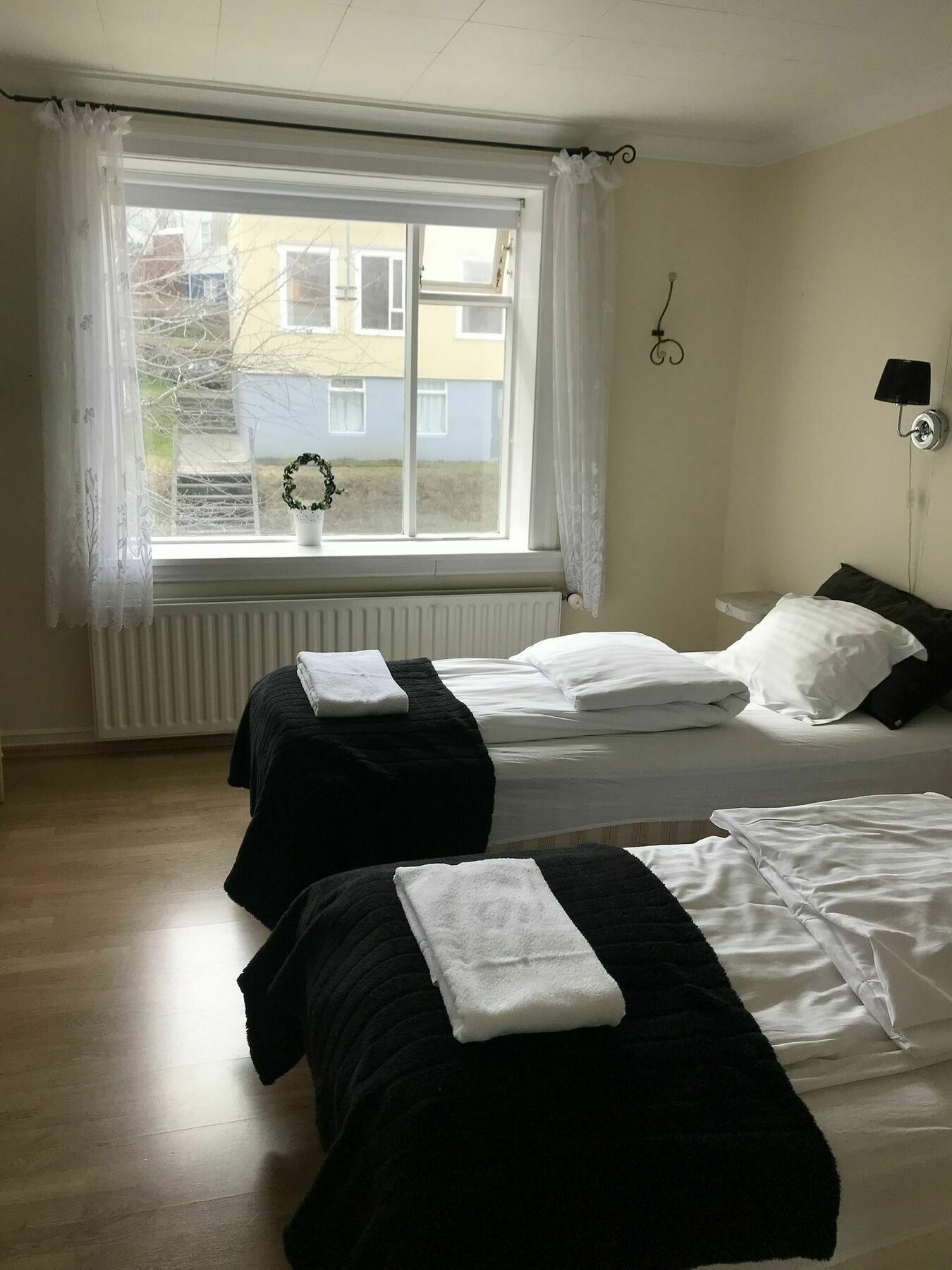Gula Villan Guesthouse Akureyri Exterior photo